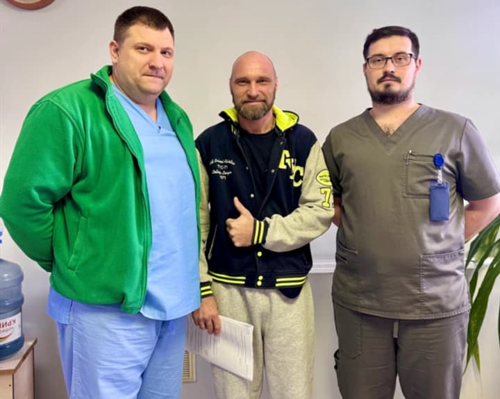 izvlekli-oskolok-iz-tela-s-pomoshchyu-magnita-v-tsentre-shalimova-spasli-zhizn-zashchitniku-ukraini