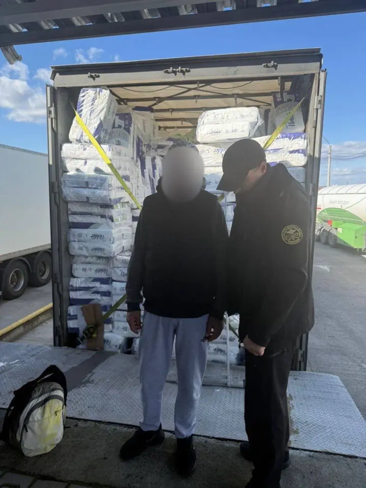 in-bukovyna-customs-officers-found-a-man-among-diapers-in-a-truck-from-turkey