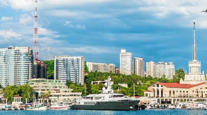 raketna-ataka-na-rosiiske-sochi-turystiv-spuskaiut-u-pidvaly-zmi