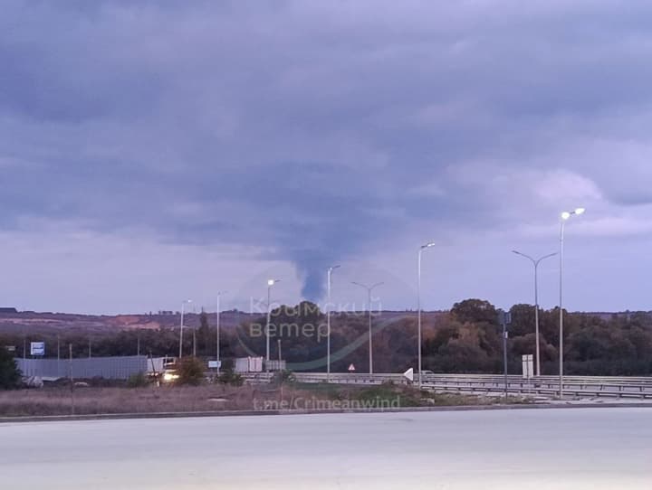 v-okkupirovannom-krimu-soobshchili-ob-atake-dronov-v-raznikh-raionakh-razdavalis-vzrivi-gorit-neftebaza-v-gvardeiskom