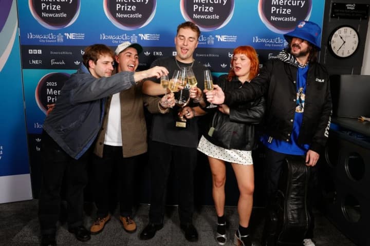 sem-fender-otrymav-premiiu-mercury-prize-2025-za-albom-people-watching