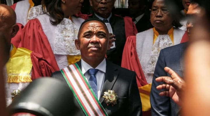 elitnii-voennii-stal-prezidentom-madagaskara-posle-perevorota-maikl-randrianirina-prisyagnul-v-dolzhnosti-lidera-strani