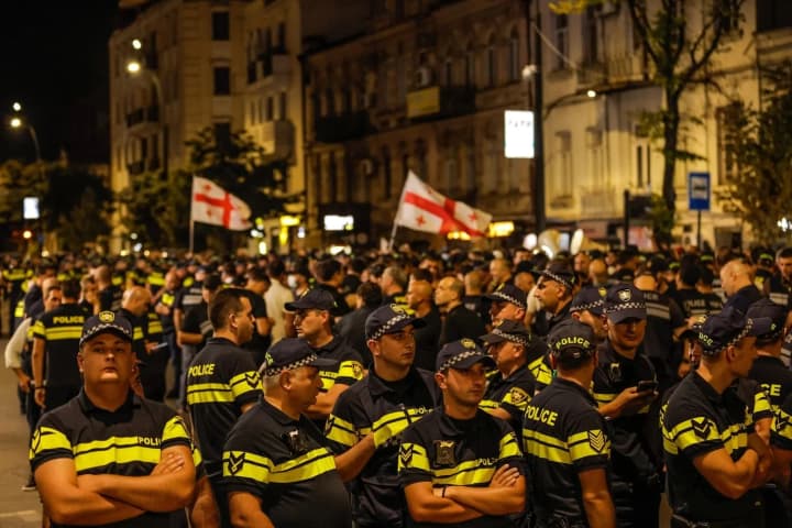 hruziia-posyliuie-pokarannia-za-porushennia-na-aktsiiakh-protestu-do-60-dib-areshtu