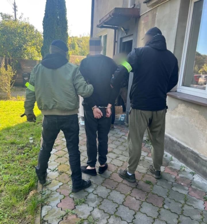 pidpaliuvav-avto-z-ukrainskymy-nomeramy-u-polshchi-zatrymaly-42-richnoho-cholovika