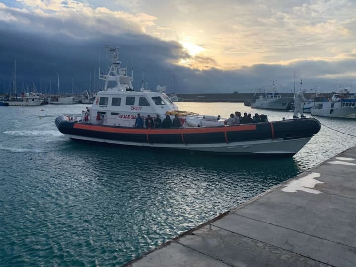 u-malti-perevernulas-lodka-s-migrantami-spaseni-11-chelovek-odin-pogibshii-i-okolo-20-propavshikh-bez-vesti