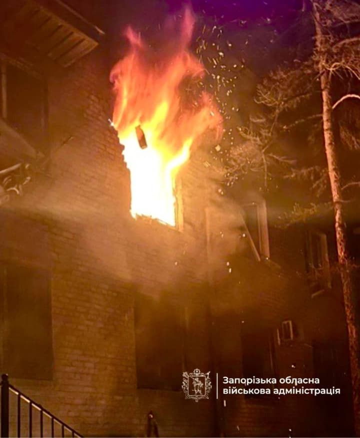 in-zaporizhzhia-an-administrative-building-is-on-fire-due-to-russian-shelling-ova