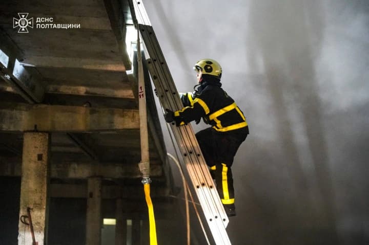 v-poltave-iz-za-ataki-rf-dronami-proizoshel-pozhar-na-sklade-predpriyatiya-pokazali-posledstviya
