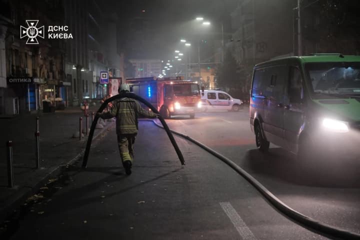 v-kieve-s-vechera-tushat-masshtabnii-pozhar-v-mnogoetazhke-na-pecherske-kadri-s-mesta-proisshestviya