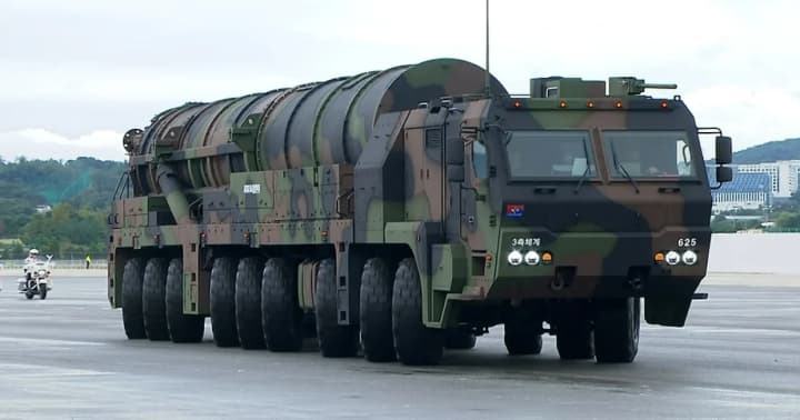 pivdenna-koreia-rozghorne-raketu-monstra-hyunmoo-5-u-vidpovid-na-yadernu-zahrozu-kndr