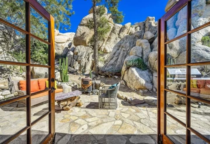 riznokolorove-sklo-kamin-ta-kaskadnyi-vodopad-sproiektovane-khudozhnykom-rancho-u-sertsi-kalifornii-znovu-shukaie-novoho-vlasnyka