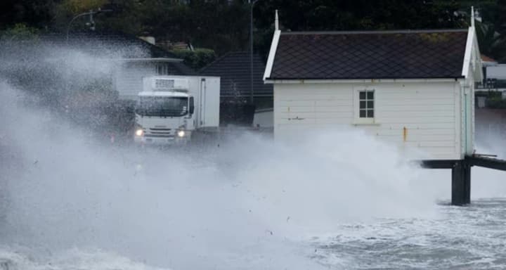 new-zealand-hit-by-hurricane-man-dead-thousands-of-homes-without-power