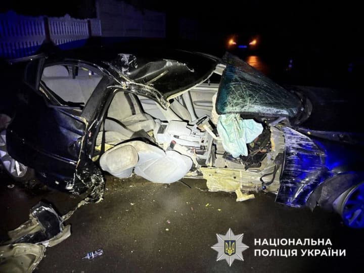 v-kievskoi-oblasti-20-letnii-voditel-bmw-razbilsya-ob-elektrooporu-16-letnii-passazhir-pogib