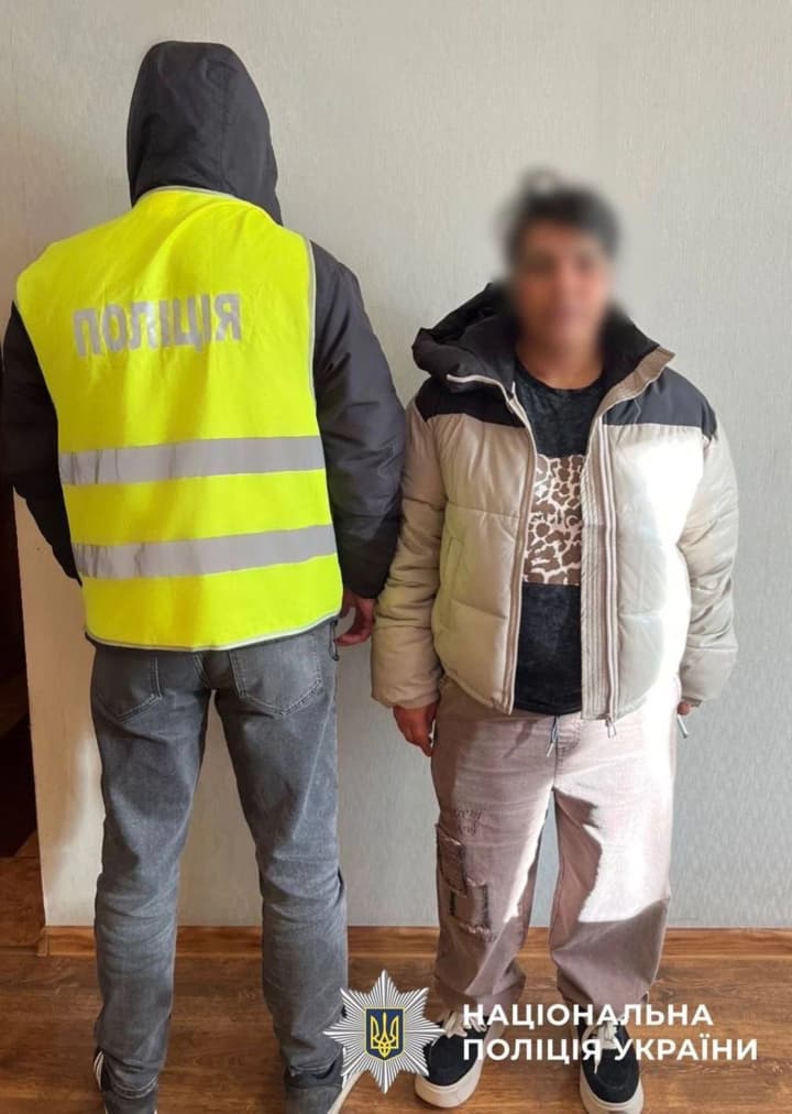 kyiv-police-detained-a-perpetrator-who-under-the-pretext-of-removing-a-curse-extorted-gold-jewelry-worth-120000-hryvnias-from-a-19-year-old-girl