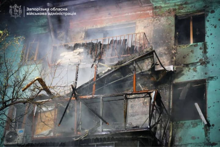 v-rezultate-ataki-rf-v-zaporozhe-gorit-mnogoetazhka-ova