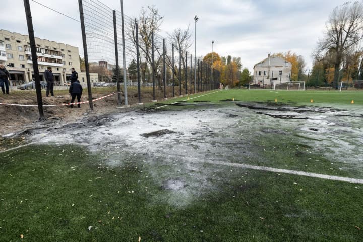 rossiiskii-bespilotnik-povredil-trenirovochnuyu-infrastrukturu-sportivnoi-akademii-fk-metallist-1925