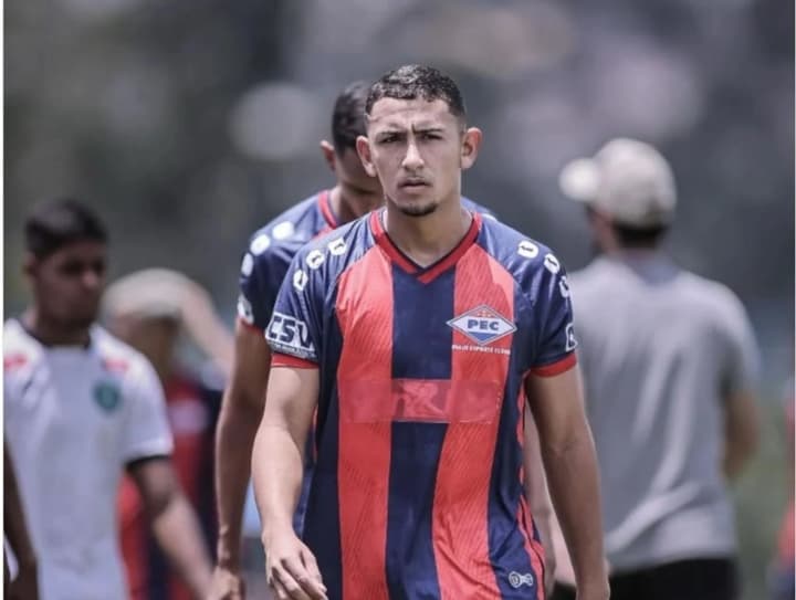 brazilskii-futbolist-pogib-v-dtp-stolknuvshis-s-korovoi-na-mototsikle