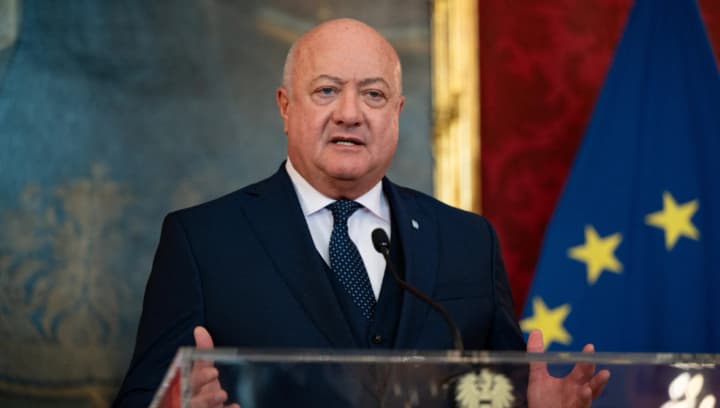 kantsler-avstrii-kristian-shtoker-perenese-operatsiiu-na-spyni-tymchasovo-pratsiuvatyme-z-domu-zmi