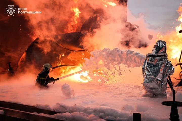 spasateli-pokazali-masshtabnie-pozhari-na-neftyanikh-obektakh-poltavshchini-posle-ataki-rf
