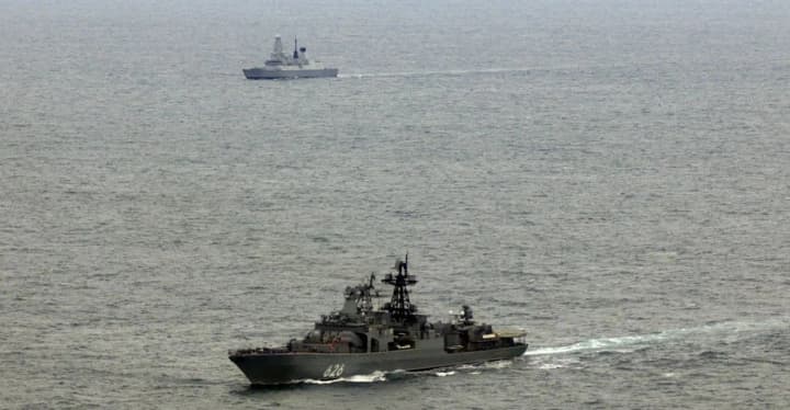 britanskii-esminets-i-vertolet-vpervie-soprovozhdali-voennii-korabl-rf-v-la-manshe-v-ramkakh-operatsii-nato