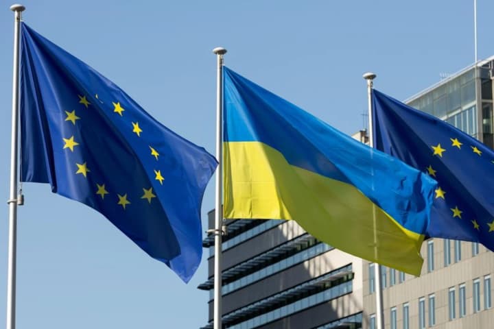 sohodni-yes-ukhvalyt-finansuvannia-ukrainy-na-2026-2027-roku-koshta