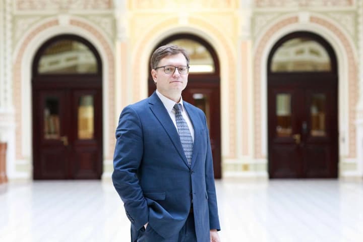 sud-uzhe-tretii-mesyats-ne-mozhet-rassmotret-zhalobu-na-zakritie-dela-protiv-glavnogo-yurista-nbu-zimi-yurist-nazval-prichini