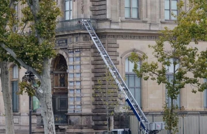 derzkoe-ograblenie-luvra-poyavilos-video-pobega-grabitelei-na-podemnike-i-skuterakh