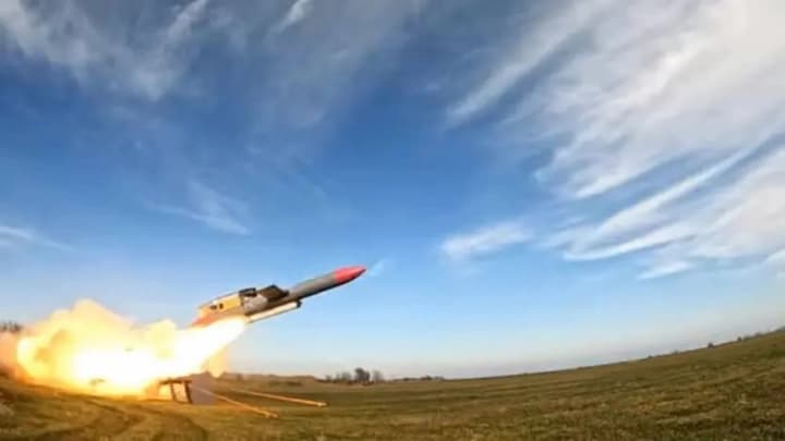 podarunok-putinu-cheski-aktyvisty-zakryly-zbir-na-balistychnu-raketu-flaminho-za-dvi-doby