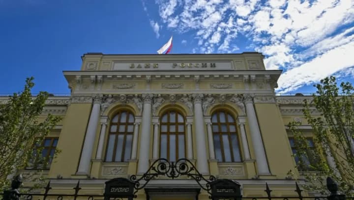 rosiia-mozhe-pryzupynyty-znyzhennia-protsentnykh-stavok-cherez-infliatsiiu-ta-ataky-na-npz-bloomberg