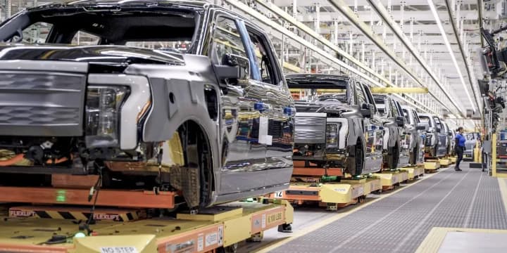 ford-stavyt-elektropikap-f-150-lightning-na-pauzu-zoseredytsia-na-prybutkovishykh-avto