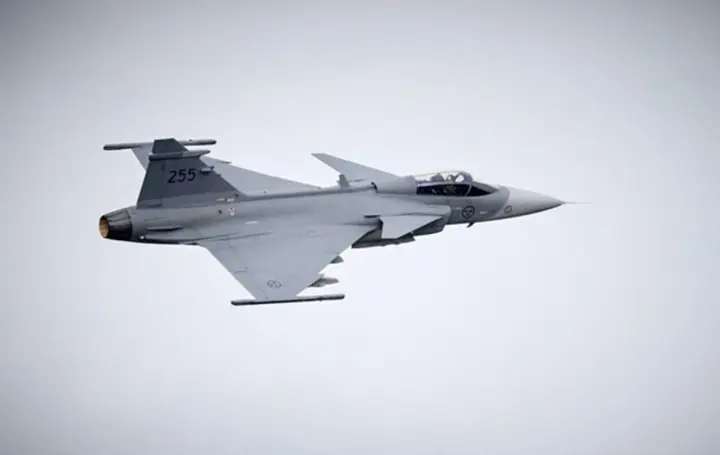 mozhut-sidaty-na-avtobany-ta-nesty-raketu-meteor-aviaekspert-poiasnyv-osoblyvist-litakiv-gripen