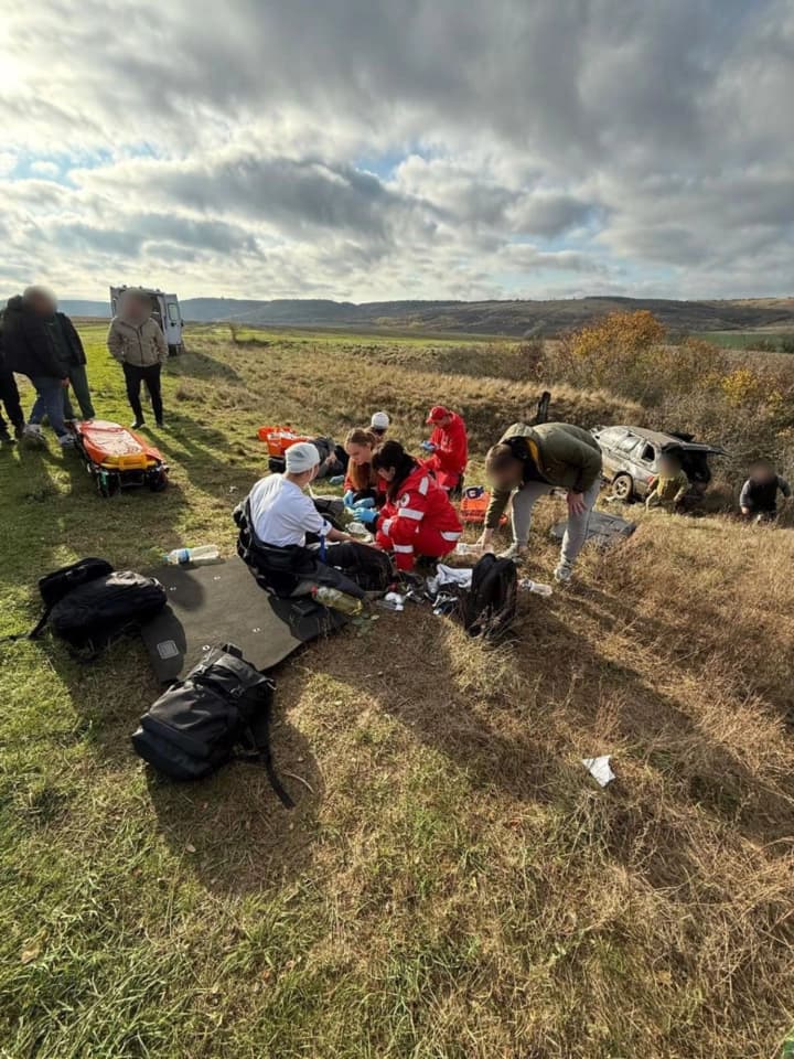 sim-cholovikiv-na-bmw-zletily-v-kiuvet-namahaiuchys-prorvaty-kordon-na-odeshchyni