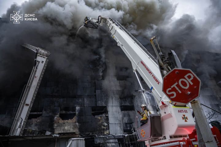 try-sotni-riatuvalnykiv-likvidovuiut-naslidky-nichnoho-obstrilu-kyieva-tryvaiut-avariino-riatuvalni-roboty