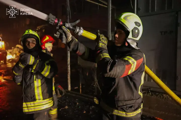pozhezhi-v-desnianskomu-ta-darnytskomu-raionakh-kyieva-povnistiu-likvidovano-pislia-rosiiskoho-udaru-dsns