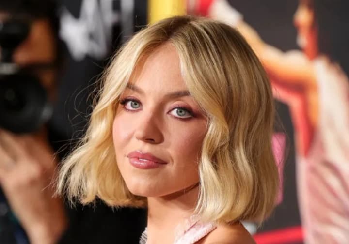 sidni-suini-debyutiruet-s-effektnoi-strizhkoi-bob-kare-na-fone-slukhov-o-romane-so-skuterom-braunom