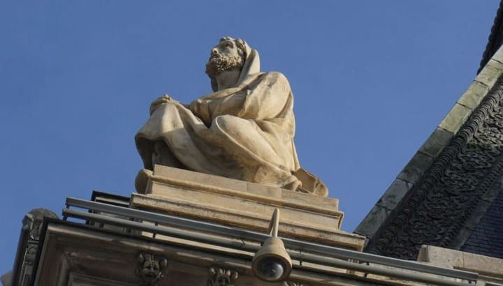 search-for-stolen-louvre-jewels-two-suspects-identified-by-dna-traces