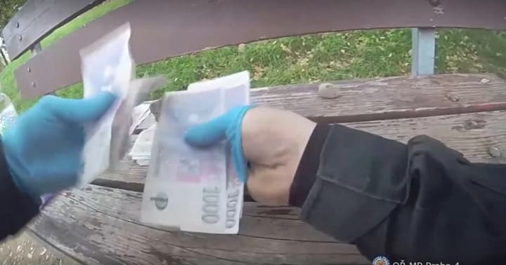 in-prague-a-man-under-the-influence-of-drugs-gave-a-passerby-120000-crowns