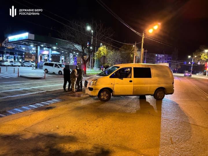 prykladom-zbroi-rozbyv-sklo-sluzhbovoho-avto-v-odesi-stavsia-konflikt-mizh-politseiskym-i-viiskovymy-ttsk