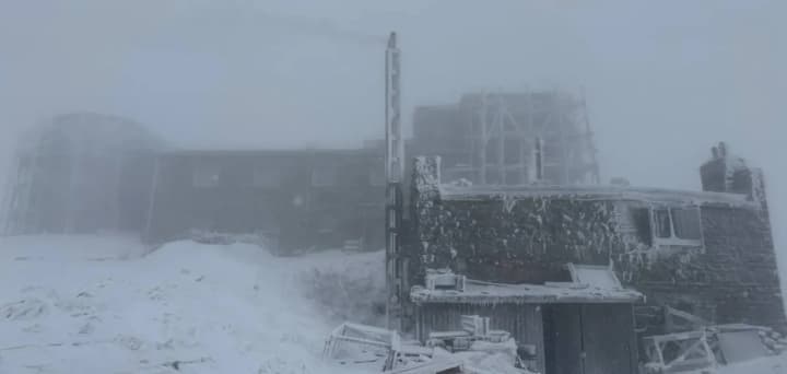 dsns-poperedzhaie-pro-shtormovi-poryvy-vitru-v-karpatakh-turystam-radiat-utrymatysia-vid-pokhodiv