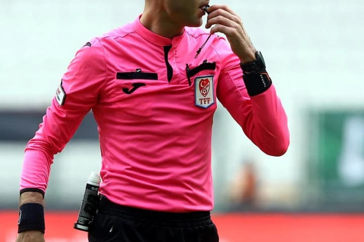 sotni-turetskykh-futbolnykh-suddiv-vykryti-u-stavkakh-na-sport