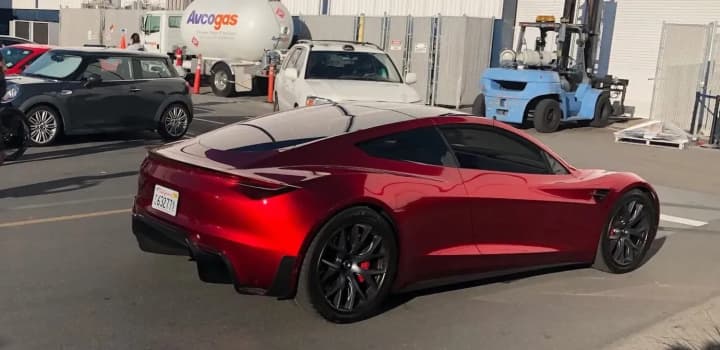 tesla-hotuie-vyrobnytstvo-roadster-nastupnoho-pokolinnia-nazvano-mozhlyvi-terminy
