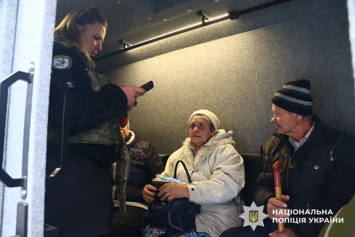 shli-16-km-bosikom-podrazdelenie-belie-angeli-evakuirovalo-suprugov-vishedshikh-iz-frontovogo-torskogo