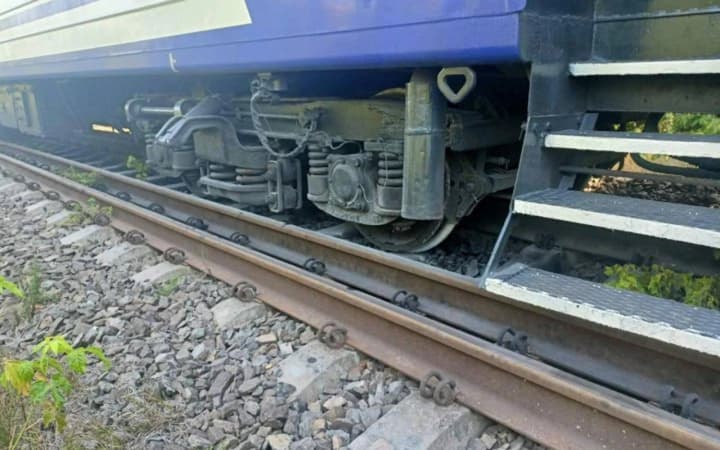 rosiiski-ataky-vnochi-poshkodyly-zaliznychnu-infrastrukturu-na-sumshchyni-ta-kharkivshchyni-ye-zminy-u-hrafiku-ukrzaliznytsia