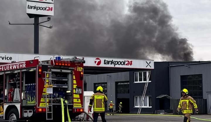 u-nimechchyni-na-avtozapravnii-stantsii-stavsia-vybukh-shcho-sprovokuvav-pozhezhu-chetvero-poranenykh-dvoie-u-krytychnomu-stani