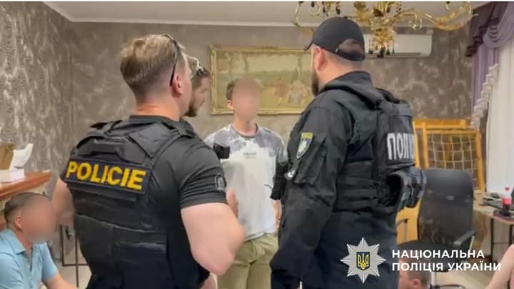 ukraina-ekstraduvala-do-chekhii-uchasnyka-mizhnarodnoi-shakhraiskoi-orhanizatsii-yakoho-rozshukuvav-interpol