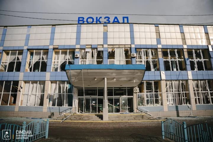 udar-rosiian-po-sumakh-poshkodzheno-zaliznychnu-infrastrukturu-vokzalu-kasy-ne-pratsiuiut