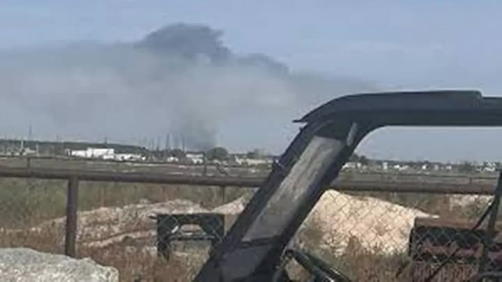 potuzhnyi-vybukh-na-naibilshomu-naftopererobnomu-zavodi-niu-meksyko-ye-postrazhdali