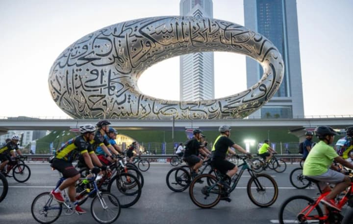 u-dubai-tysiachi-velosypediv-proikhalysia-naizhvavishoiu-avtomahistralliu-v-ramkakh-fitnes-chelendzhu