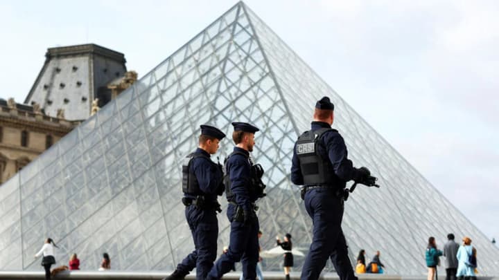 french-prosecutors-office-louvre-was-robbed-not-by-mobsters-but-by-petty-criminals-from-paris-suburbs