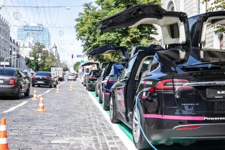 ukraintsi-rekordno-narastili-pokupku-novikh-avto-kitaiskii-byd-prodolzhaet-lidirovat