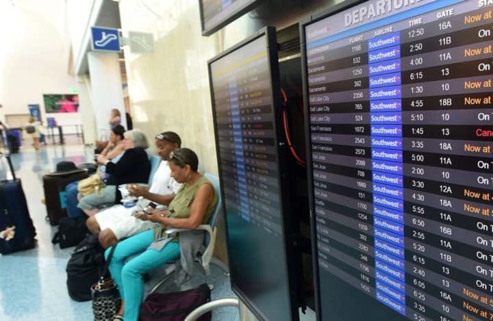 aviatsionnii-khaos-v-ssha-dispetcheri-bez-zarplati-reisi-stoyat-chasami